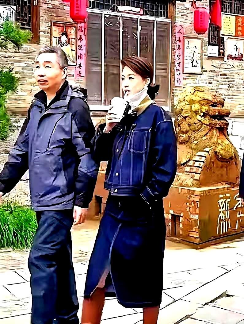 张蕾和老公散步的图片让网友们议论纷纷，觉得可惜了一个大美女，老公看起来比她大很多