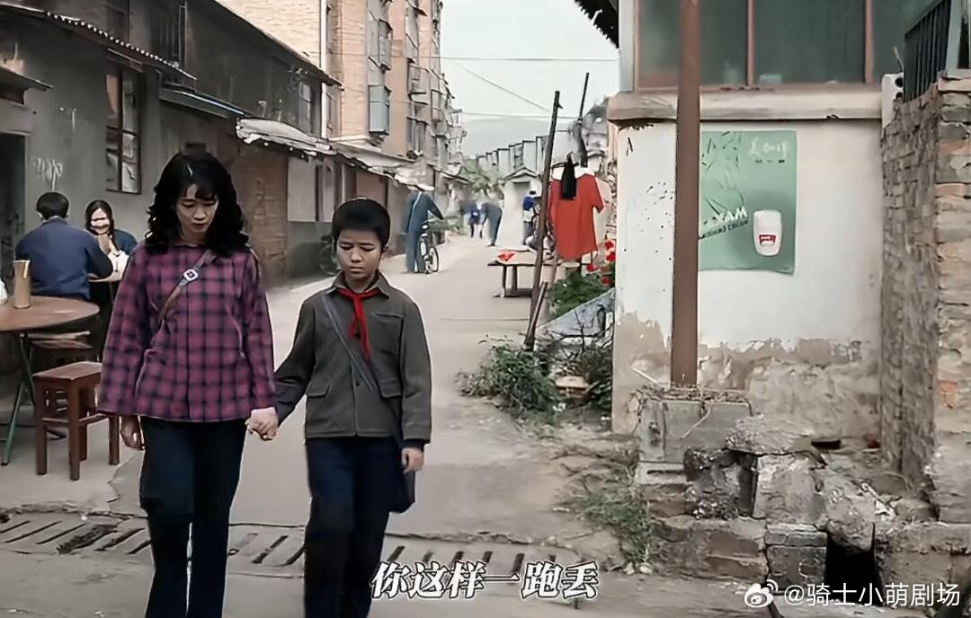 国产剧迎来了最严厉的老姐逼弟弟喝中华鳖精这段又好笑又真实，藏着笨拙又温暖的爱，怀