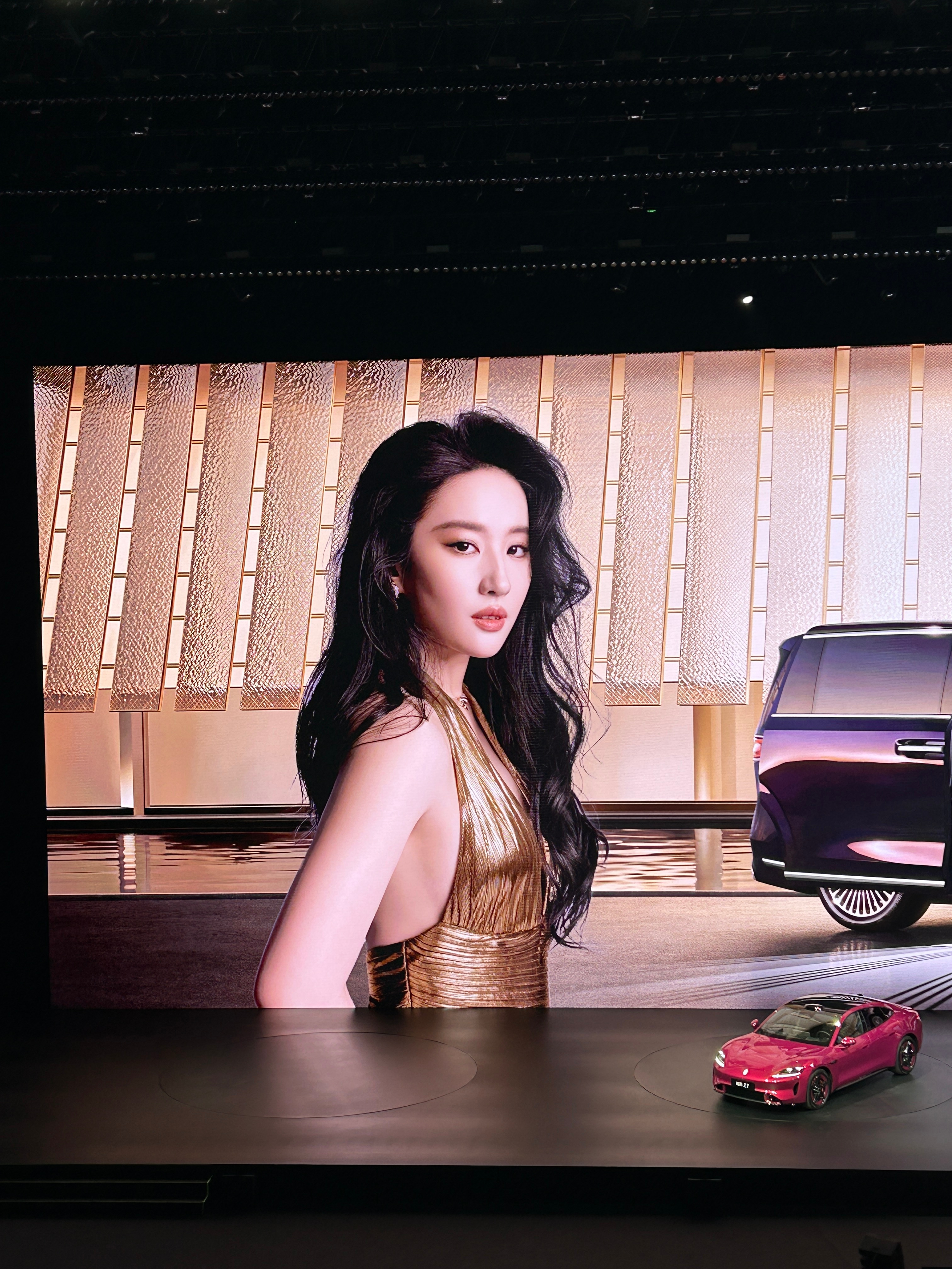 一看到这里就想艾特一下我的一位好大哥。希望他有拍刘亦菲同款的视频！ 智界v9