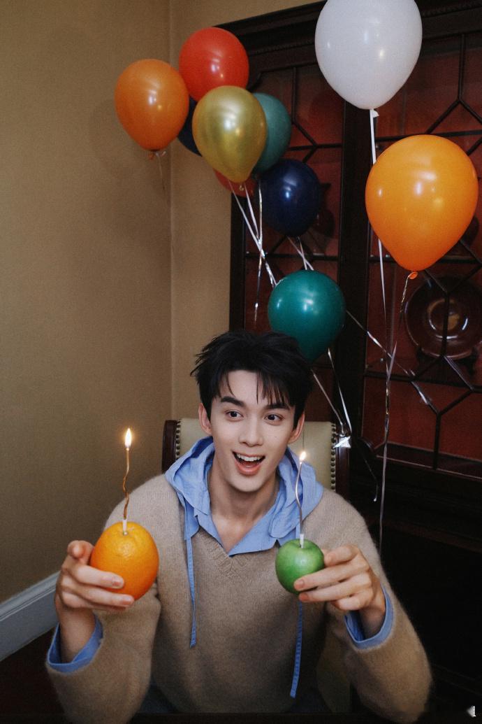 吴磊右手橙子左手苹果 吴磊昨天这组生日照好帅好鲜活啊，右手心想事成🍊，左手平安