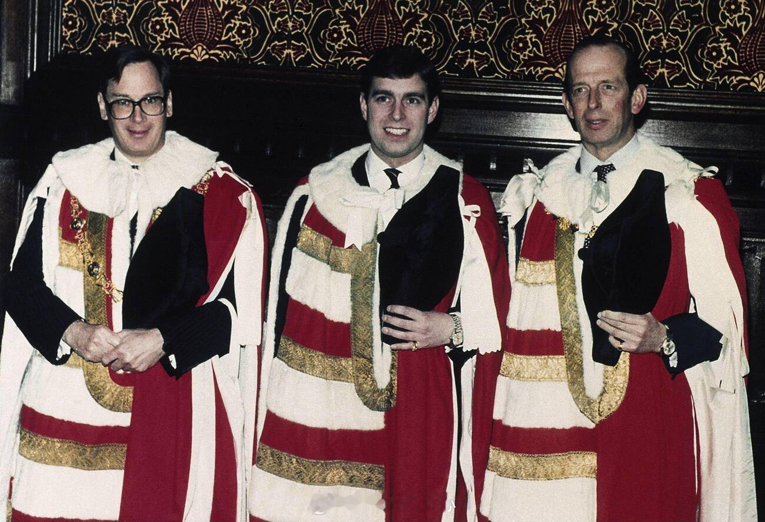 英国王室  1987年2月11日，约克公爵安德鲁王子在伦敦上议院与他的堂舅舅们格