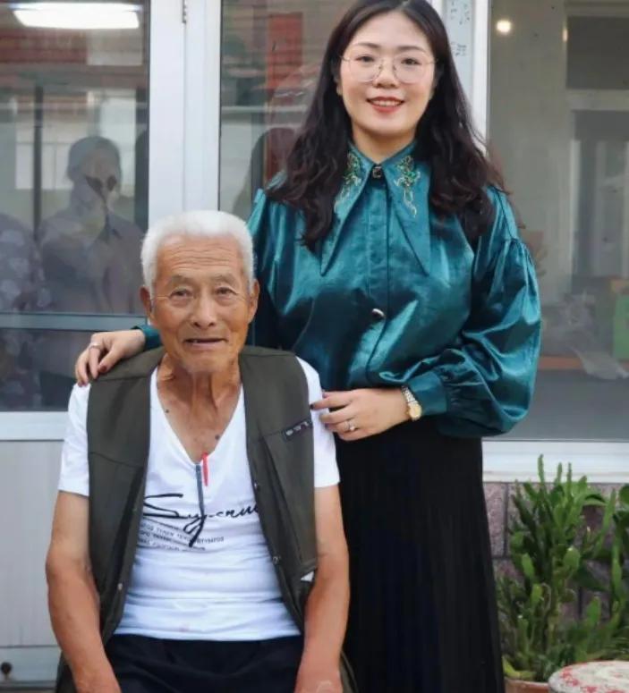 2018年，一个叫贾永婷的山西姑娘，在北京地铁站帮了一个迷路的山东大爷，还掏了1