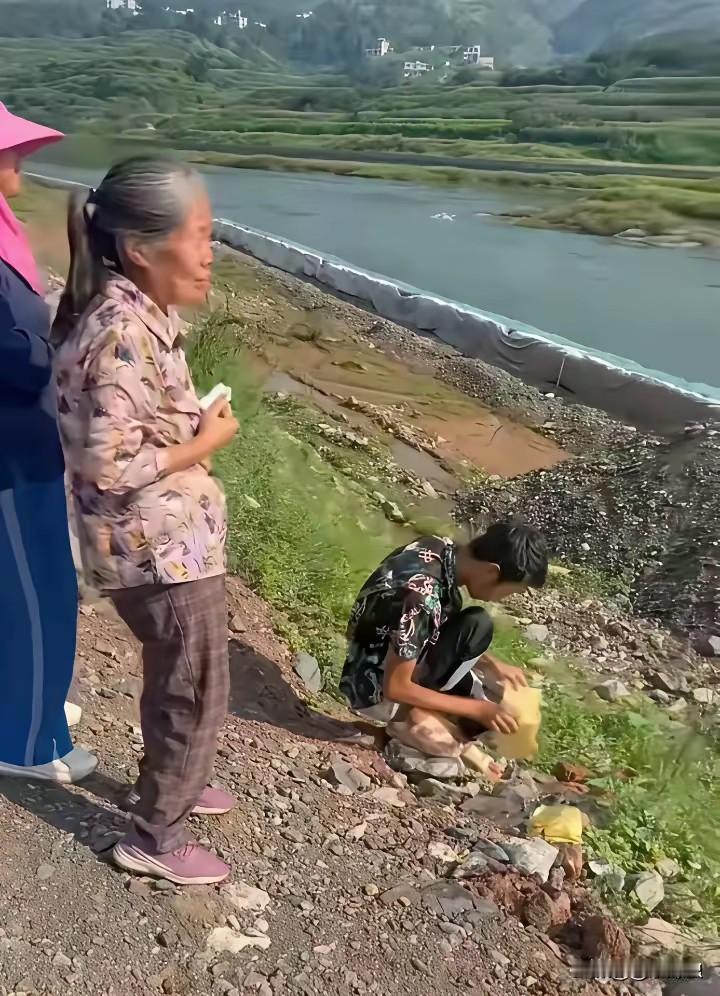 贵州老表，溺水6天了还没找到。
家里人在河边按中国南方人的传统，烧纸喊人，叫老表