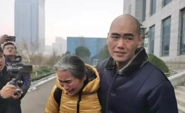 对不起，判错了！2020年，一高中生被冤入狱15年后，被法院当庭释放，这是他母亲