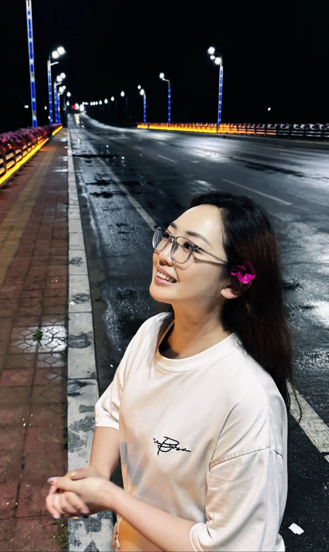 世界赠予我虫鸣，也赠予我雷霆，赠我弯弯一枚月，也赠予我晚星