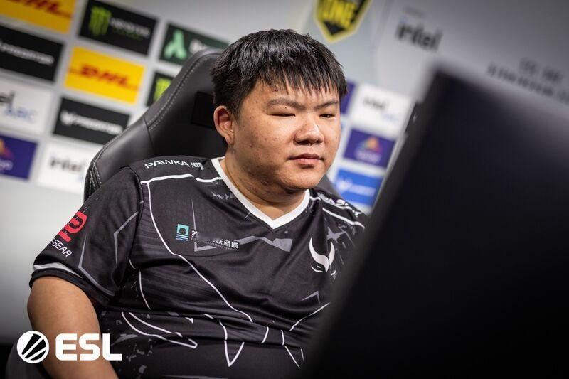 QQ哥解说PGL时跟弹幕互动聊最近的一些趣事【关于龙神喝醉说XG其他人不像Ame