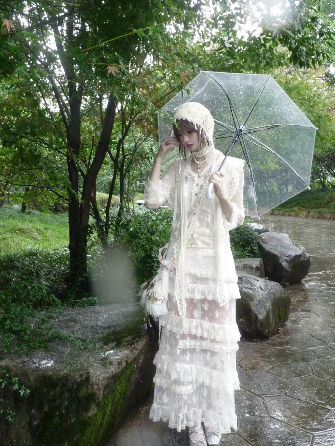 潮湿绿意交错的夏