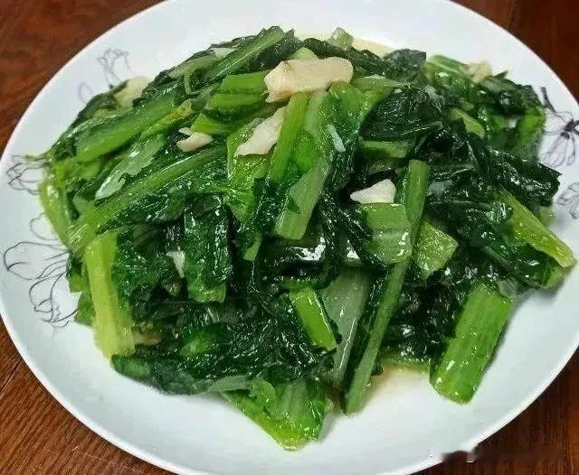 十分钟快手菜：蒜香油麦菜，清爽又解腻
 
打工人忙碌一天后，只想速速吃上口热乎饭