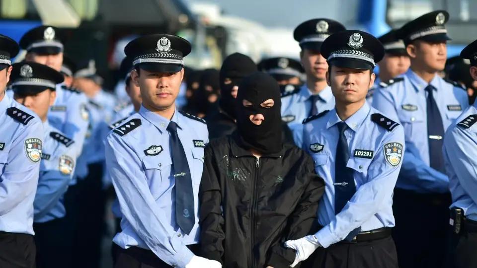 江苏淮安有个村主任叫聂元元，明面上是村干部，暗地里却是持枪杀人的黑老大，纵横乡里