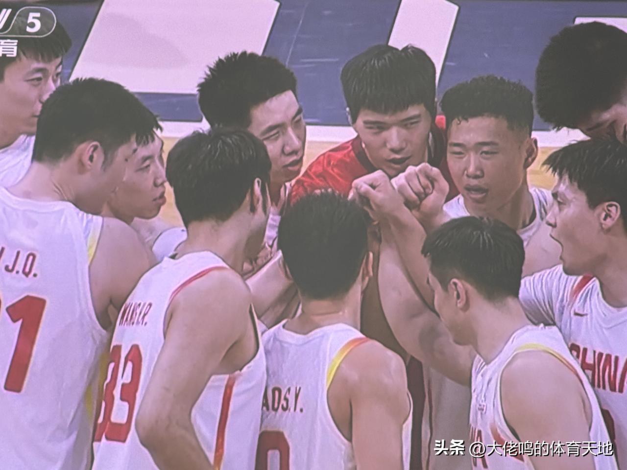 这支年轻的中国男篮做到了！郭士强麾下这批小伙子是真的靠谱，一直落后就是不放弃，相