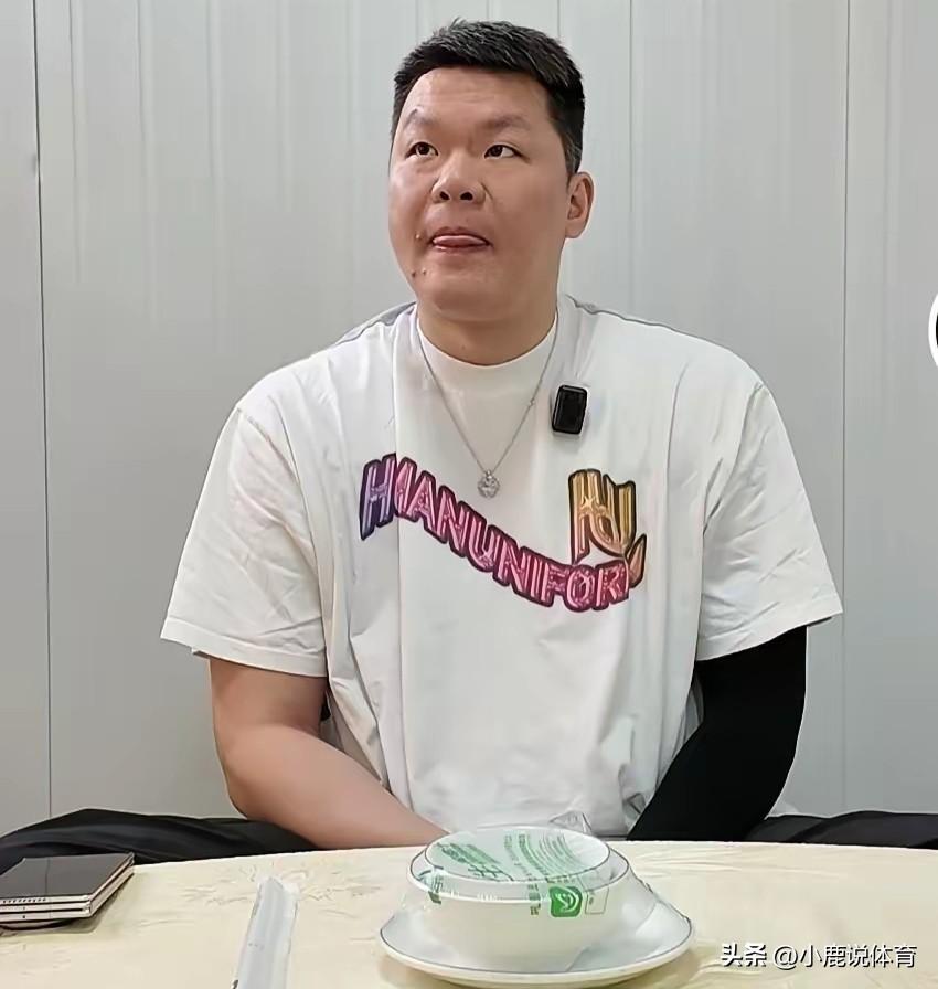 好多人都说朱芳雨是成绩太差，
被逼着从宏远走人的。
我看完一堆消息，感觉他更像是