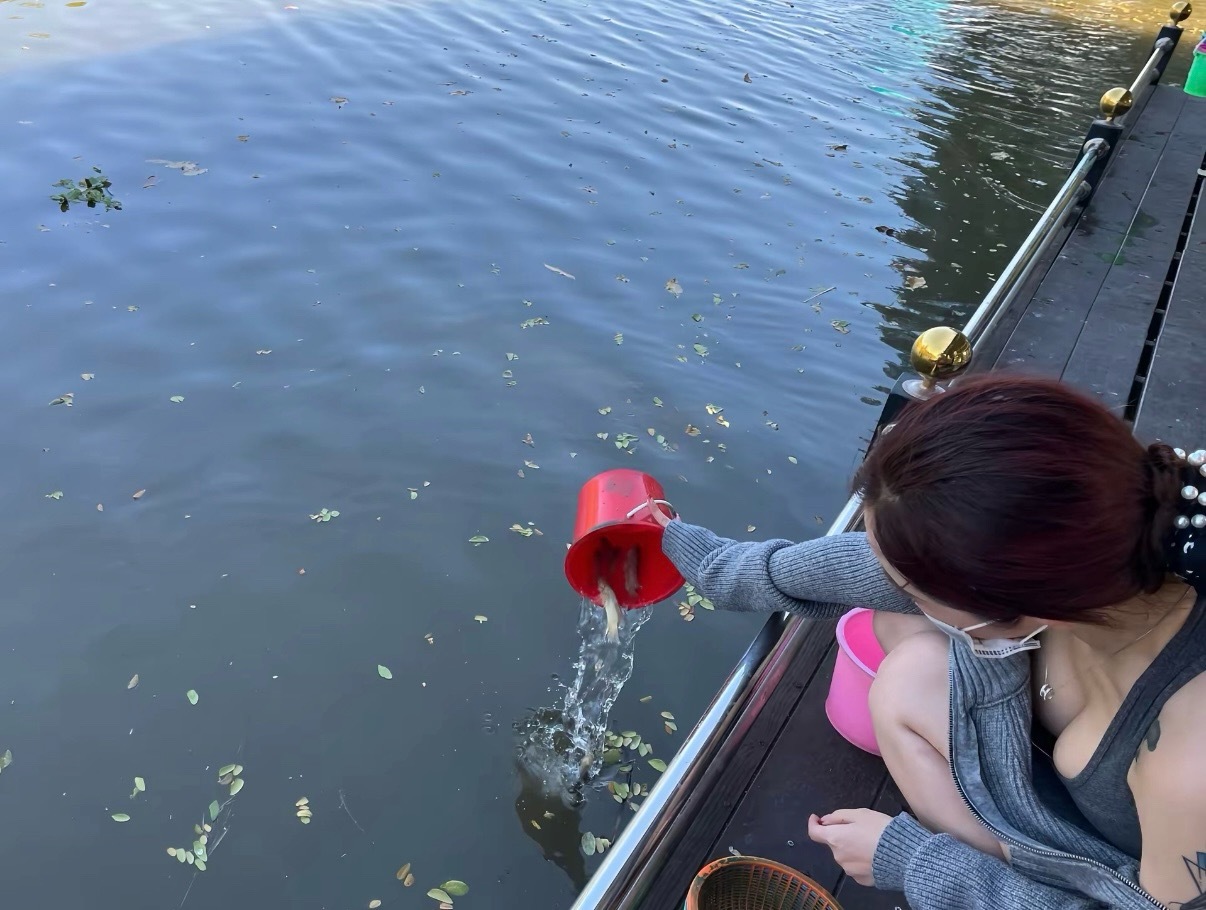 小姐姐是懂放生的… 