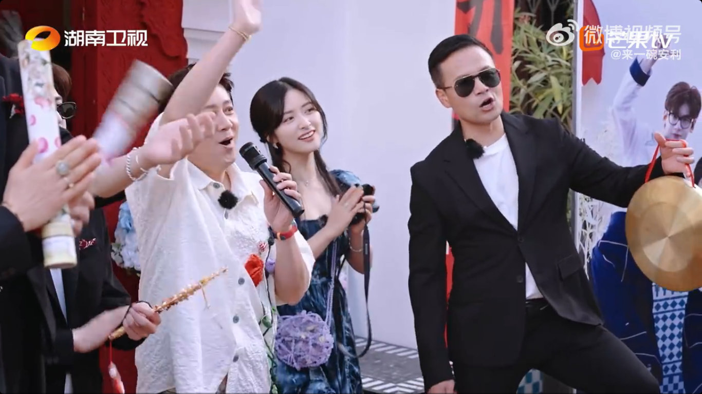 张百乔公主抱黄晓明集体婚礼上的神转折！张百乔公主抱黄晓明，晓明哥体验当新娘，这场