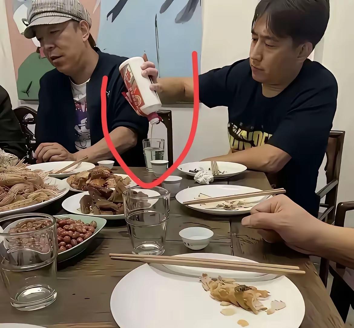 黄磊还是非常节约的，倒酒一滴不留