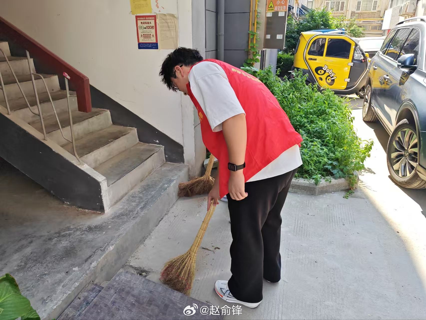 【青护黄河·绿筑社区｜清扫街巷净家园，青春助力社区环境整治】曲阜师范大学大学生暑