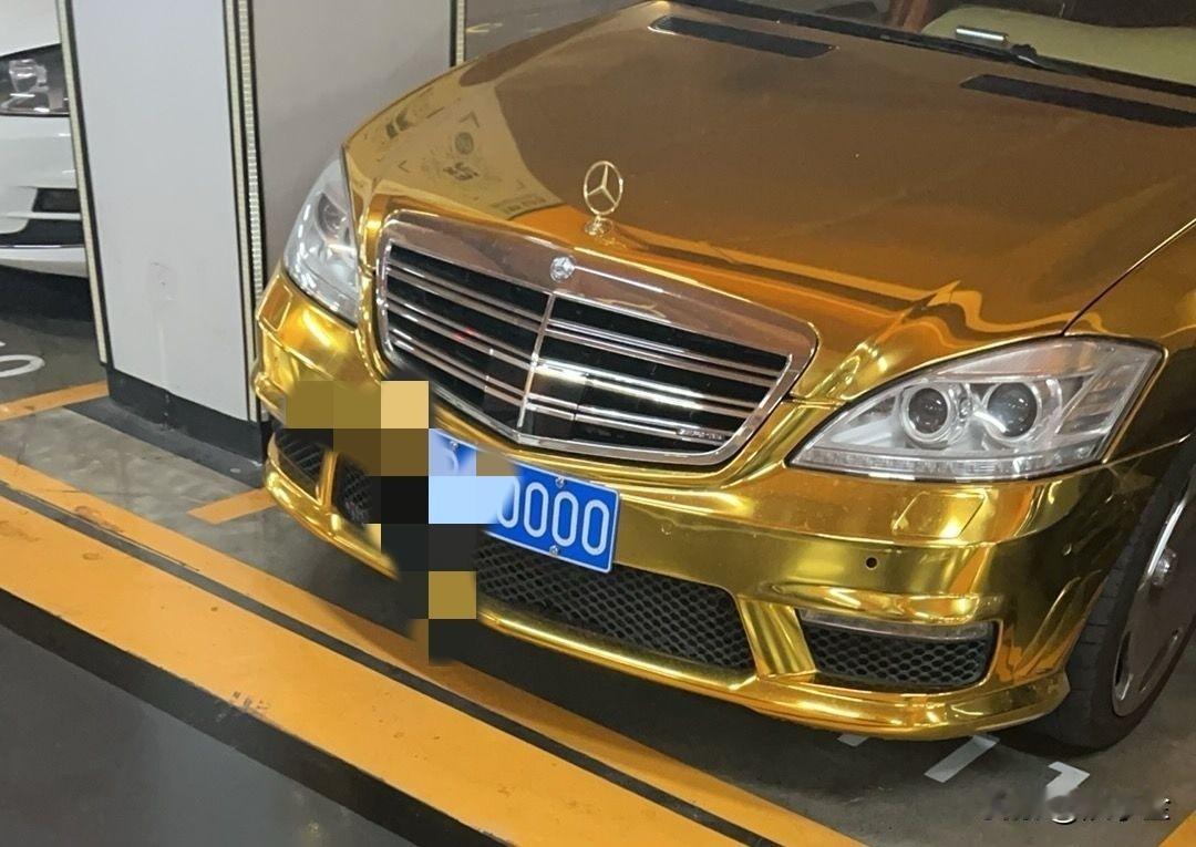 太惨了，这么漂亮的黄金奔驰被撞成这样，不知道这新能源车要赔多少钱！
浙江某地，一