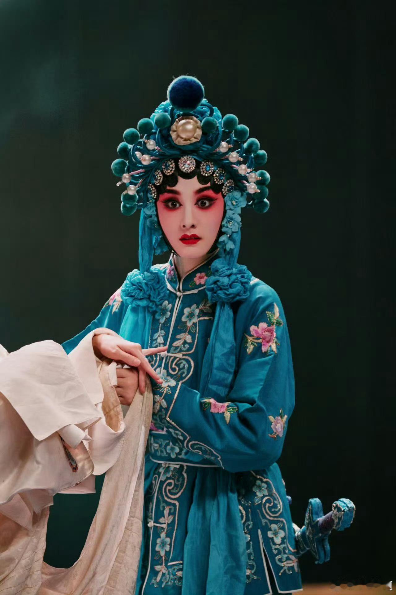 韩沛颖让王晓晨道歉我还在好奇这个女生是谁，仔细一看才知道，她就是《主角》里的楚嘉