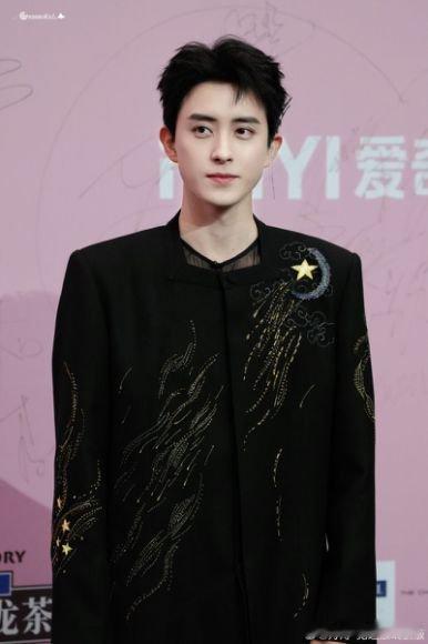 敖瑞鹏红毯首秀  最开始的时候我老师拿他和王鹤棣弄混了，脸型发型就比较像啊哈哈 