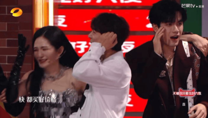 何炅嘎巴一下躺那了何老师瞬间躺平的特别板正笑疯了 ​​​