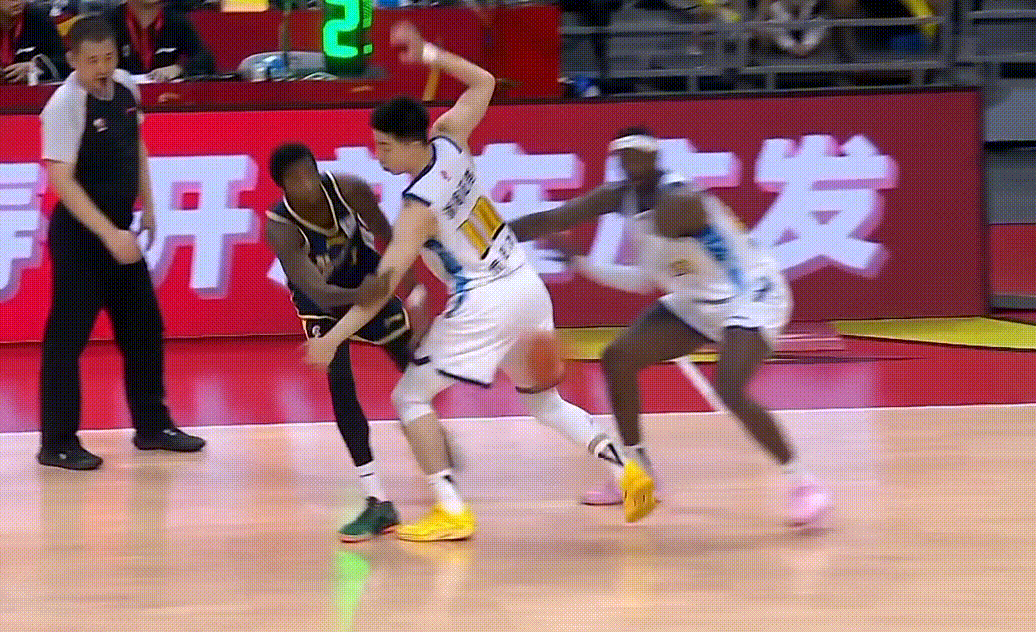 广东东阳光男篮首发阵容:
徐杰、陈家政、张皓嘉、萨姆纳、萨林杰。
开局陈额政三分