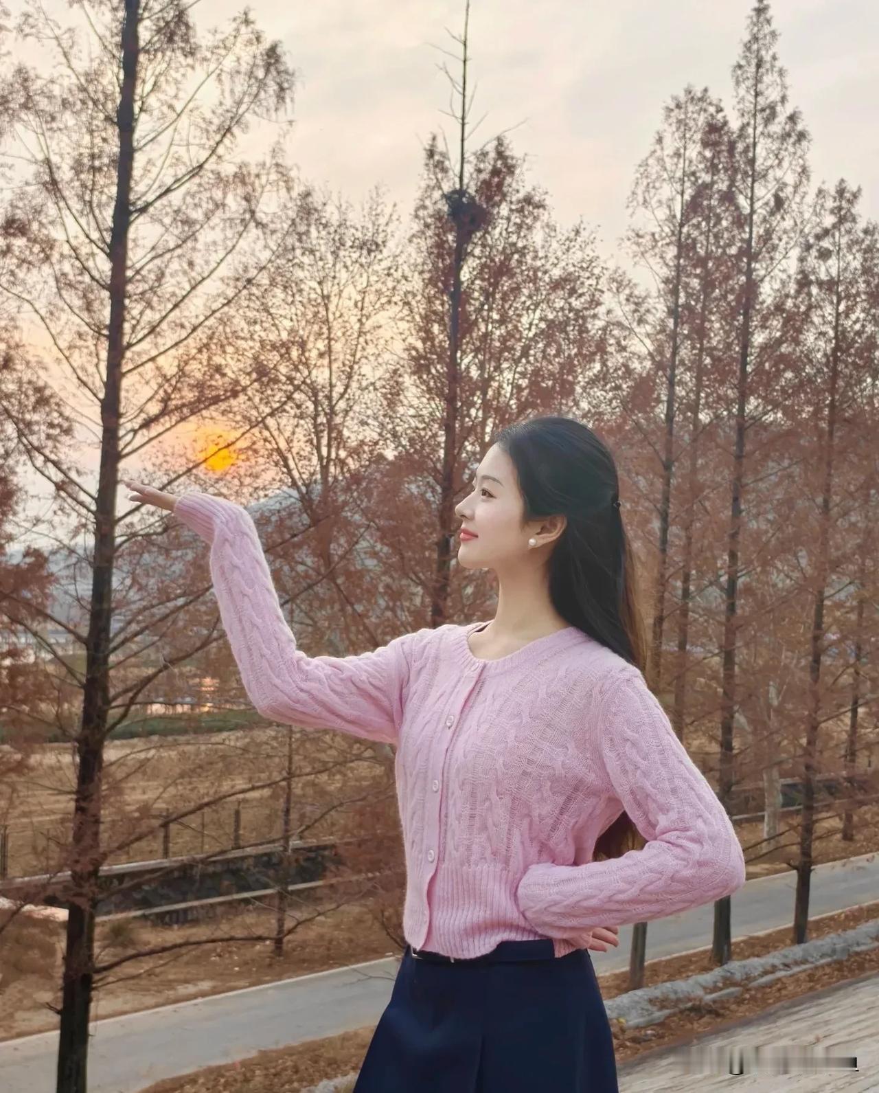 您要是能帮着对出这下联，那可真是救了我了！这对子我抠了小半天，头发都快抓秃了也没