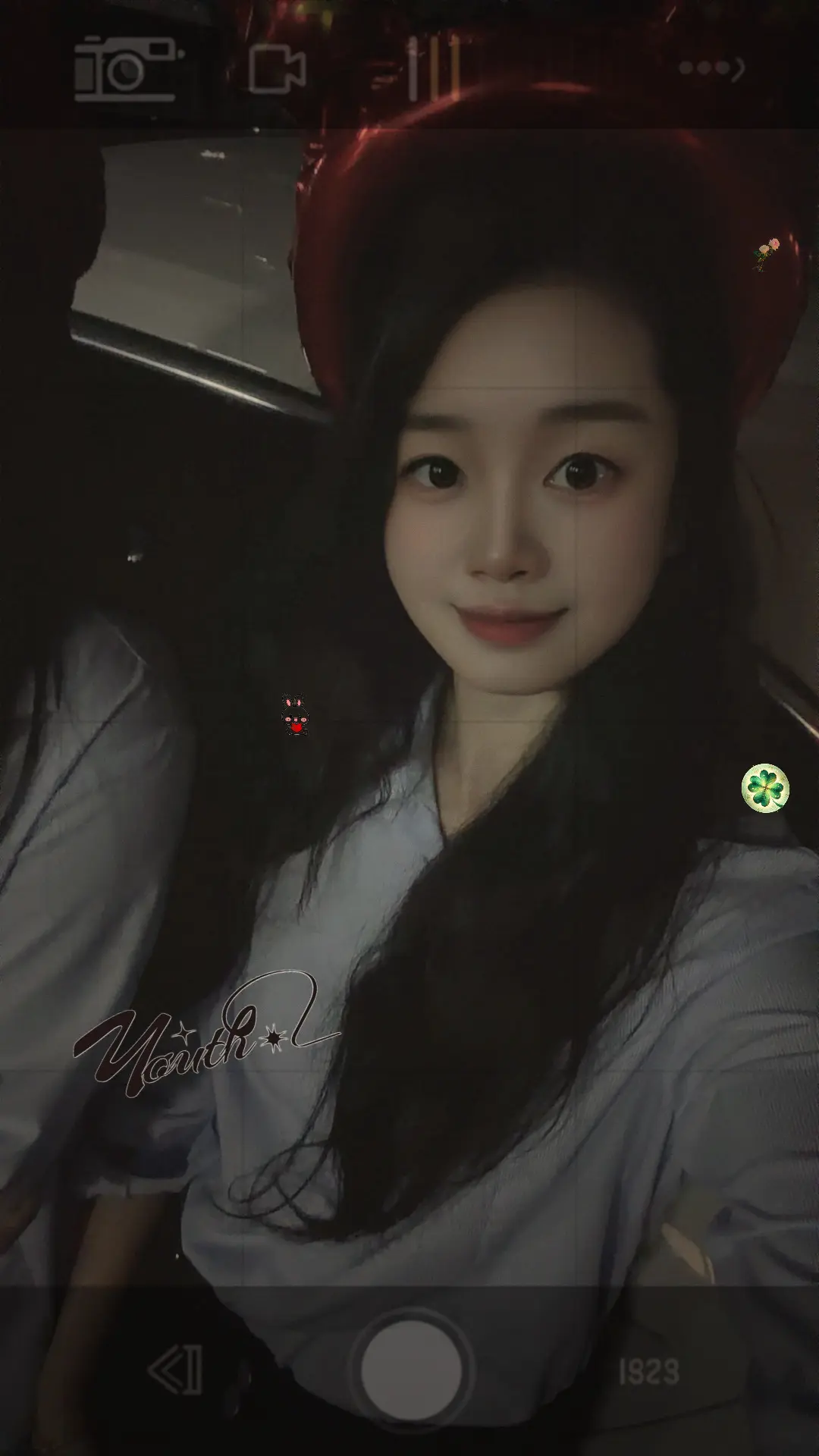 岂不知光阴如骏马加鞭，日月如落花流水，寒灯纸上梨花雨凉，欲买桂花同载酒...