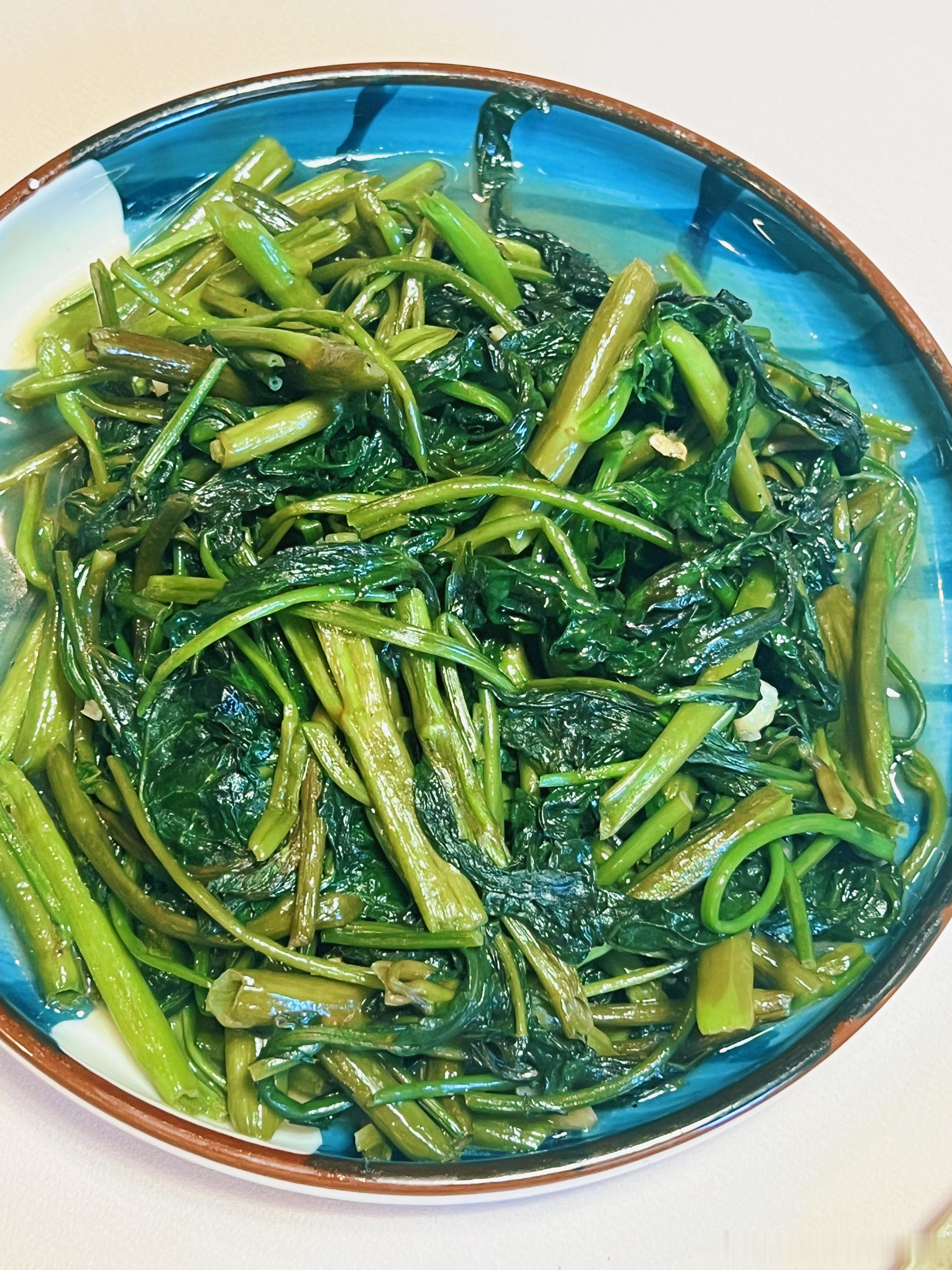 小皮最近爱上了干煸菜，今天的干煸土豆丝，他一个人光盘了。