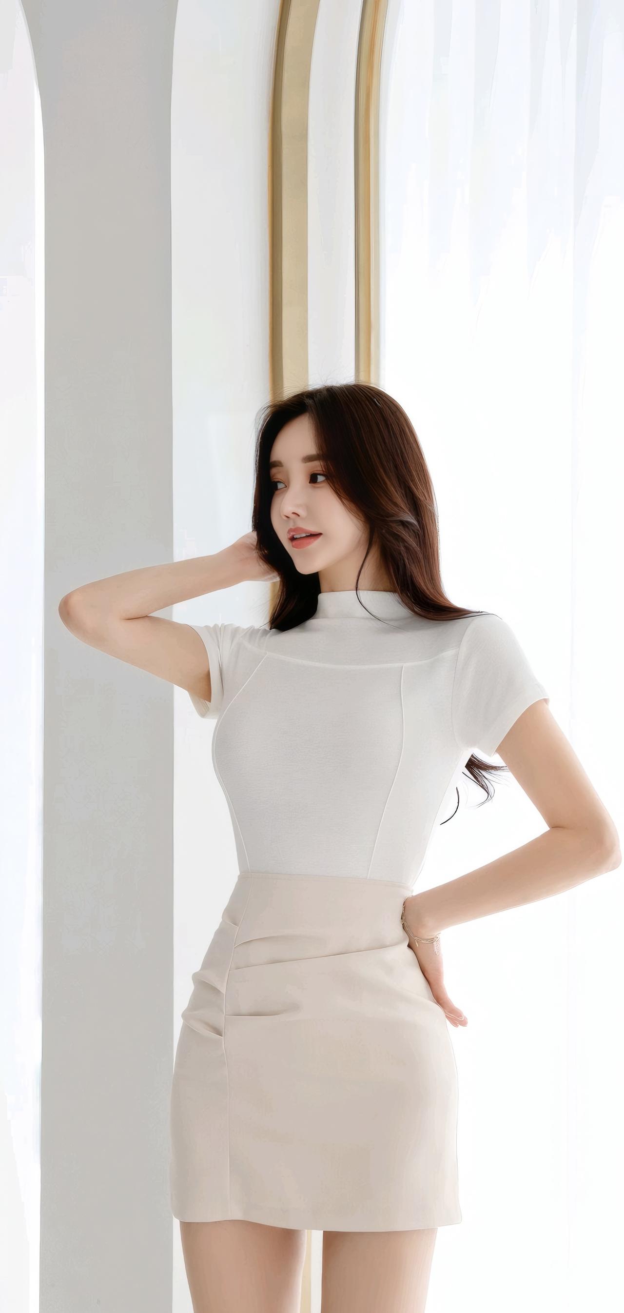 优雅气质穿搭，简约白T恤搭配高腰短裙，尽显时尚魅力！👗✨