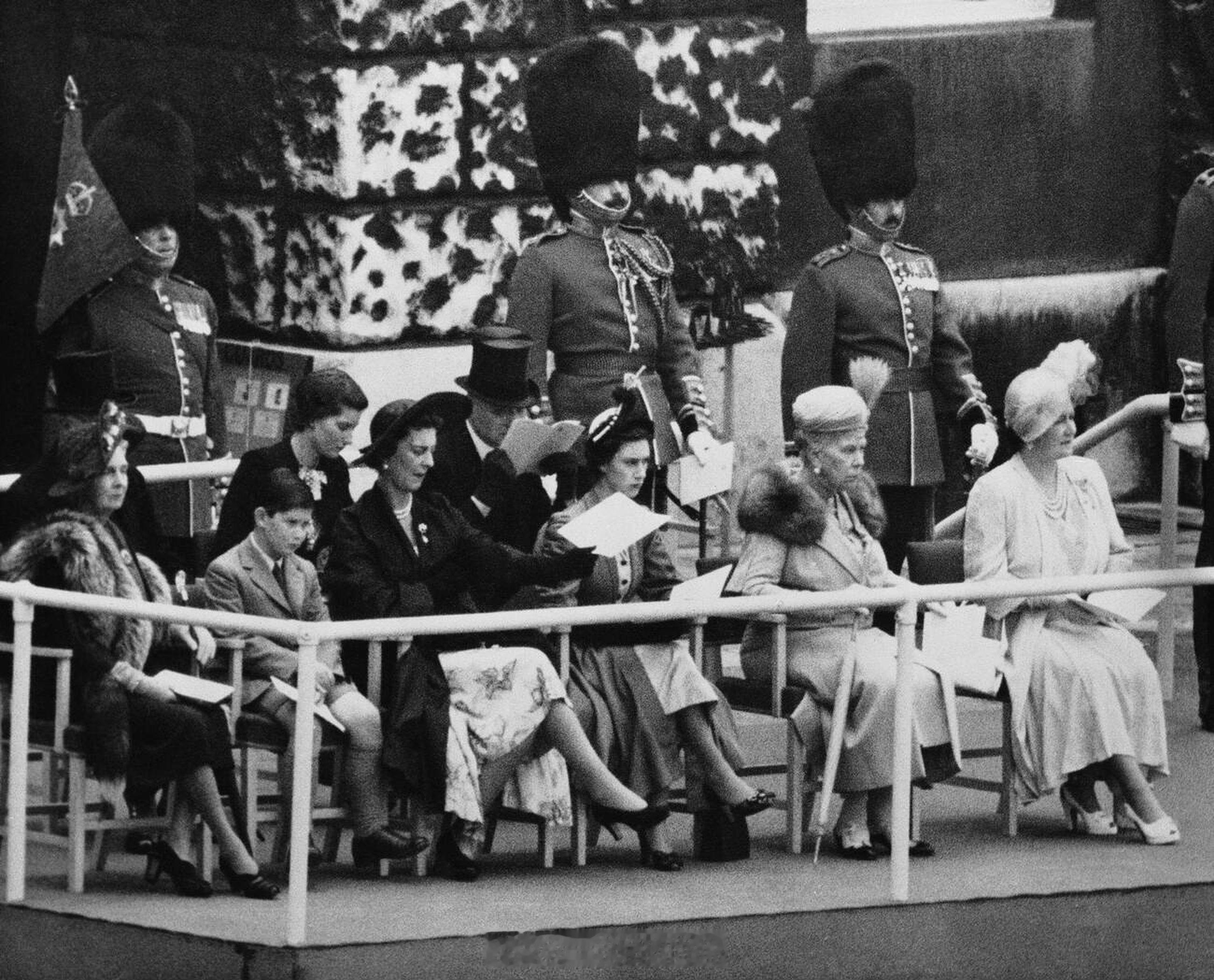 英国王室  1950年7月5日，乔治六世在伦敦皇家阅兵场向冷溪卫团颁发新军旗，伊