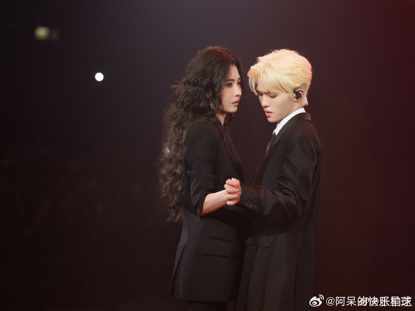 张柏芝晒与李昊演唱会合照张柏芝李昊演唱会合照 张柏芝晒与李昊演唱会合照，两人同台