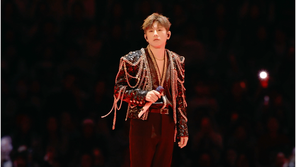 张杰Torches官摄张杰《Torches》官摄上线，万马踏光的视觉奇观搭配稳如