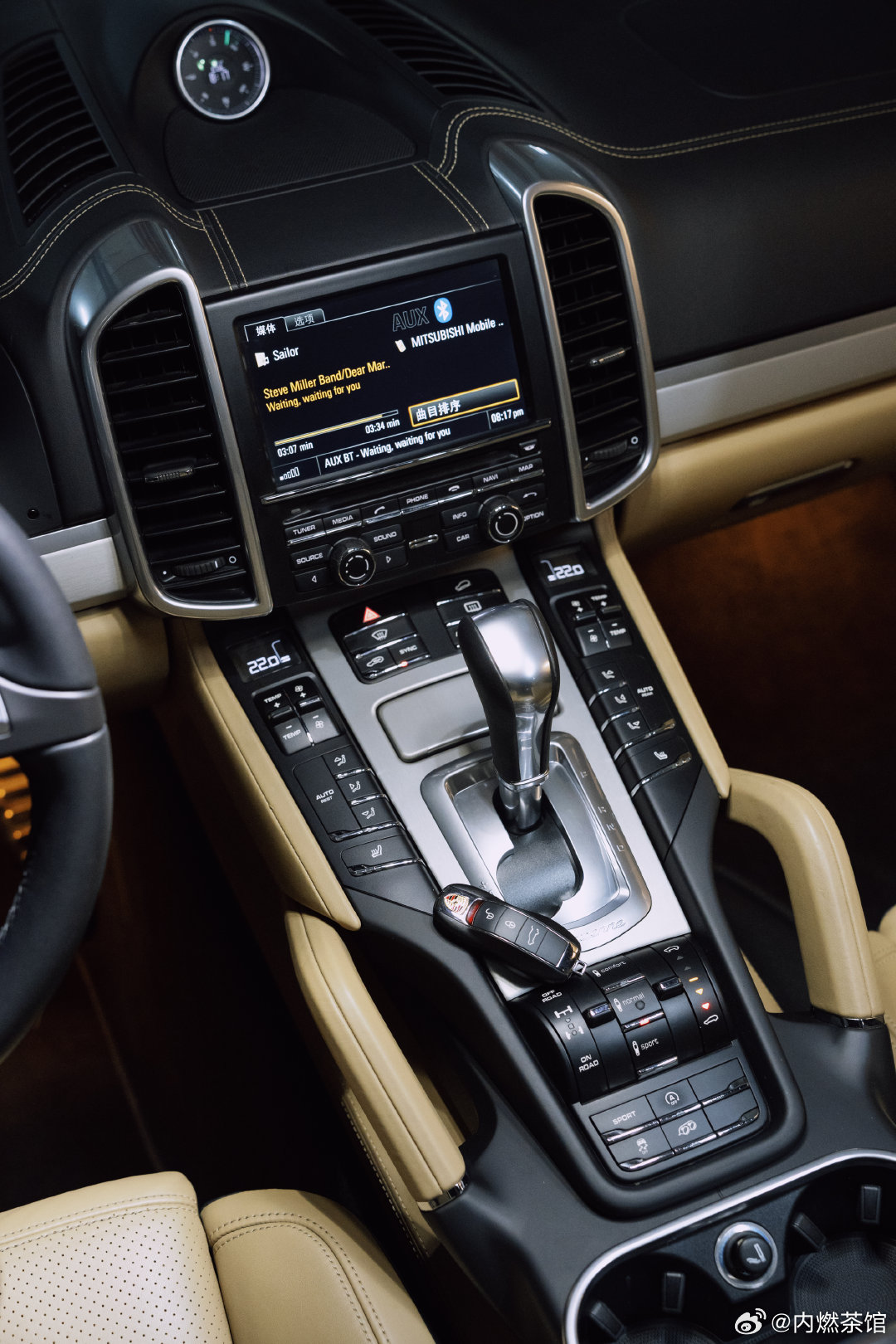 2013 Cayenne GTS 958.1与这辆蓝色保时捷汽车进行了深刻沟通，