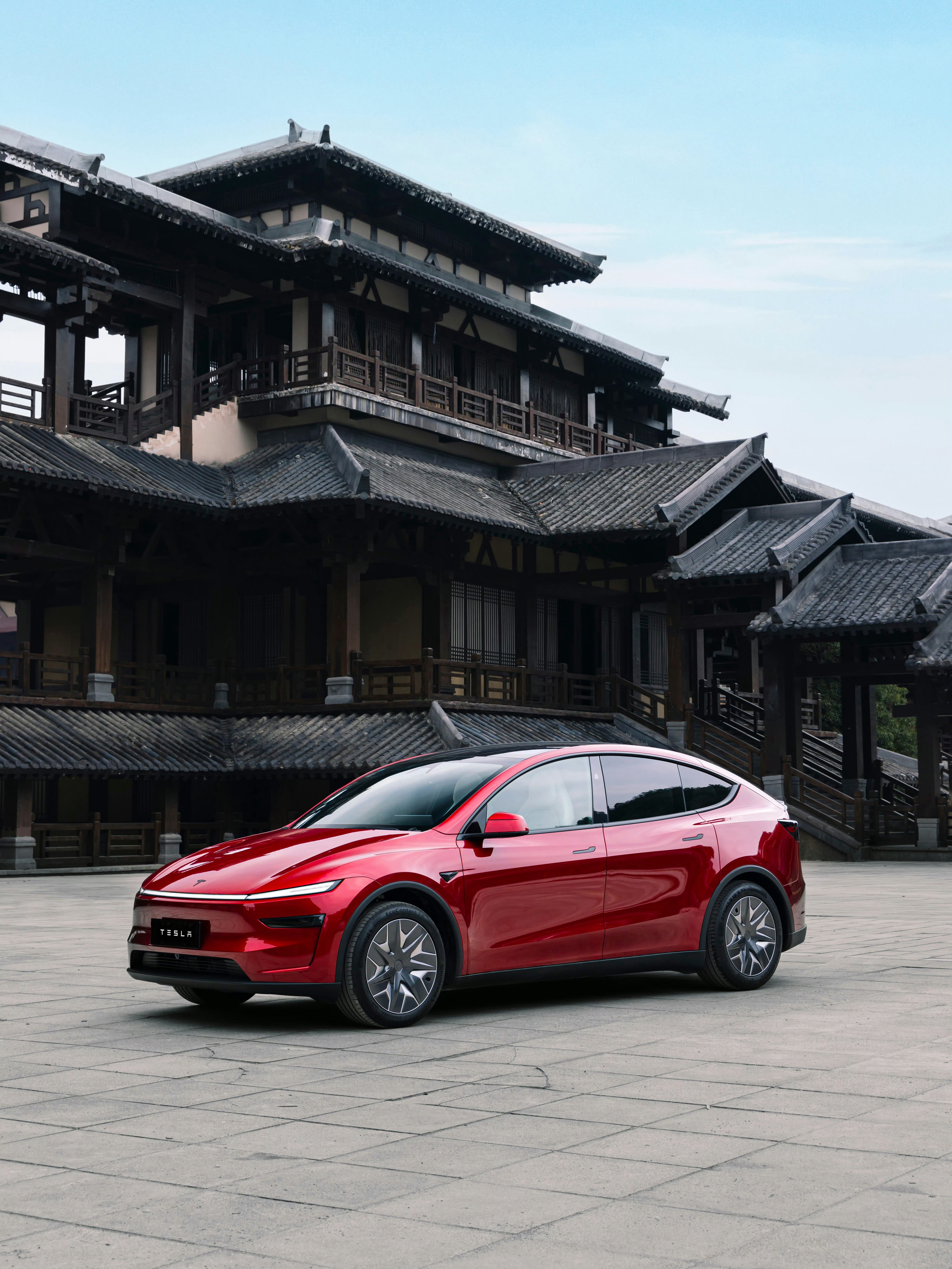 风起秦汉，Model Y L红影出城静如红玉，动若闪电⚡️轻踩加速踏板，赴一场古