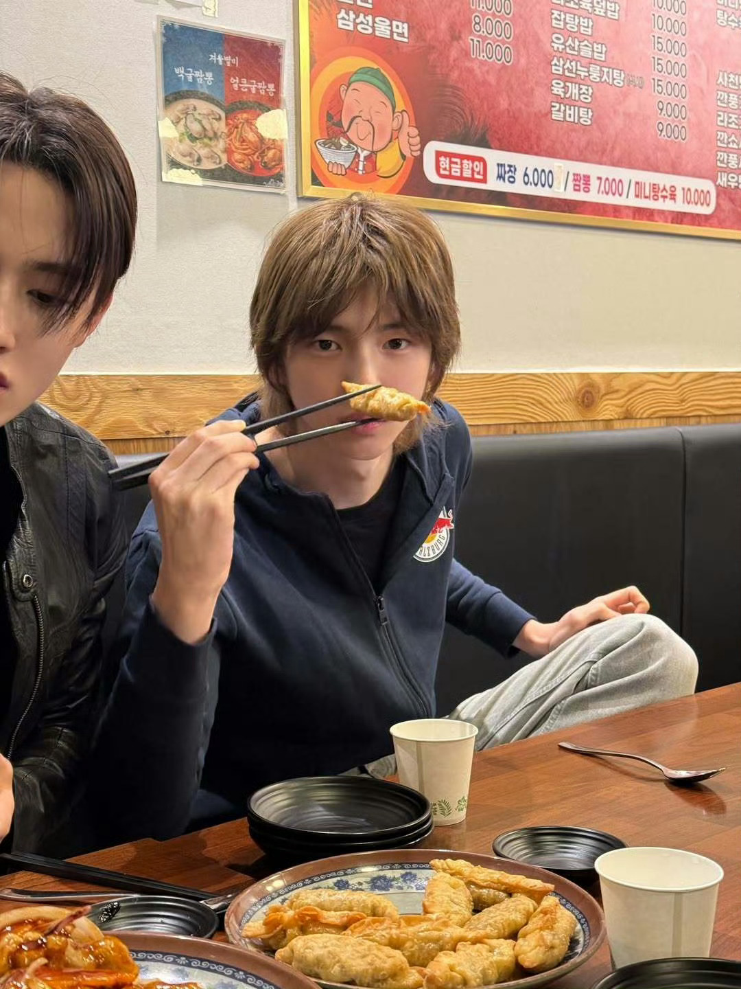 0000安初夏也同样地打量着眼前的韩七录。一看就是一副不良少年的样子，一只手嚣张