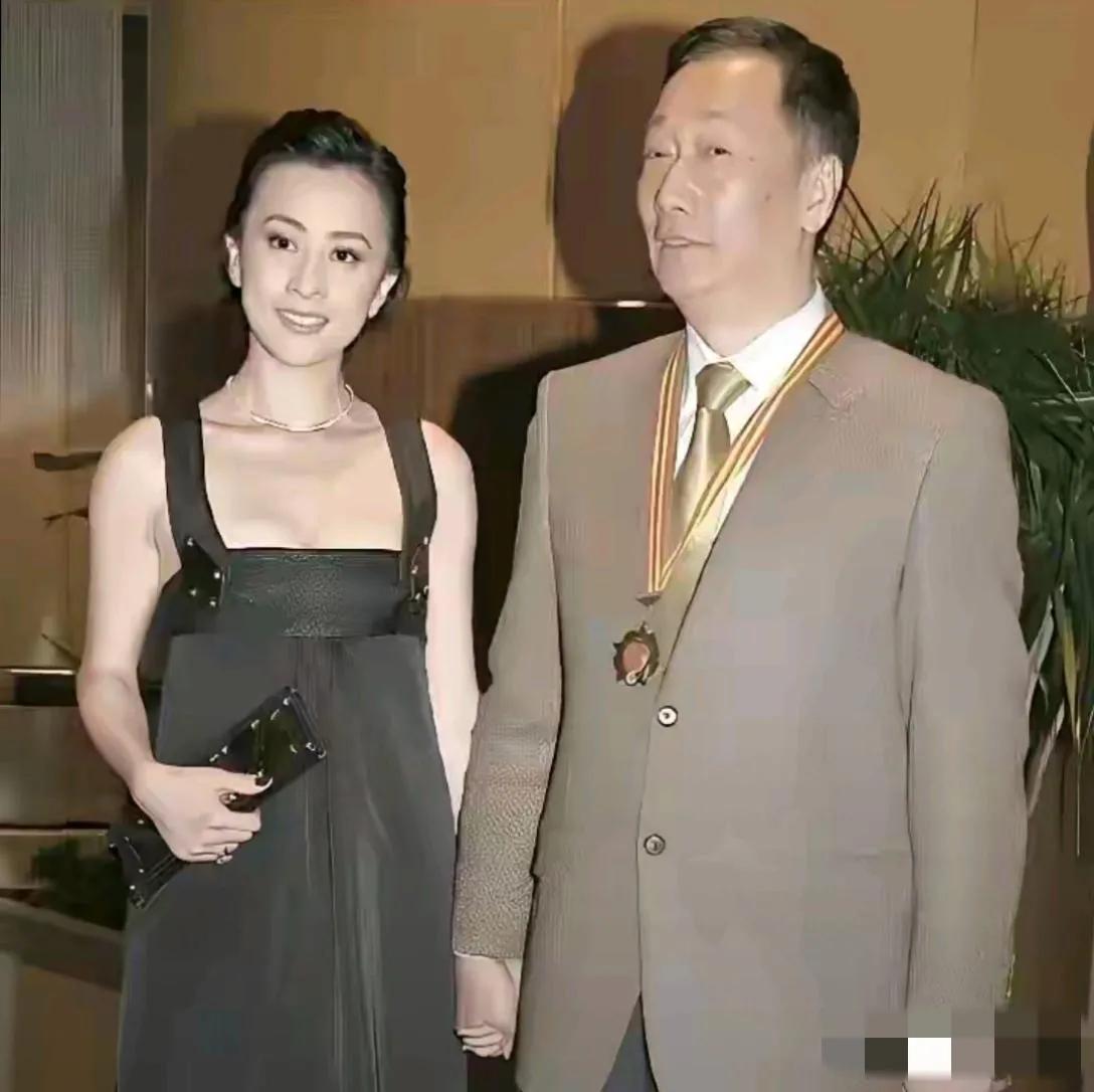 一直觉得精心打扮后的刘嘉玲颜值也一般般，身材也一般般，衣品更一般般，但是气质却很