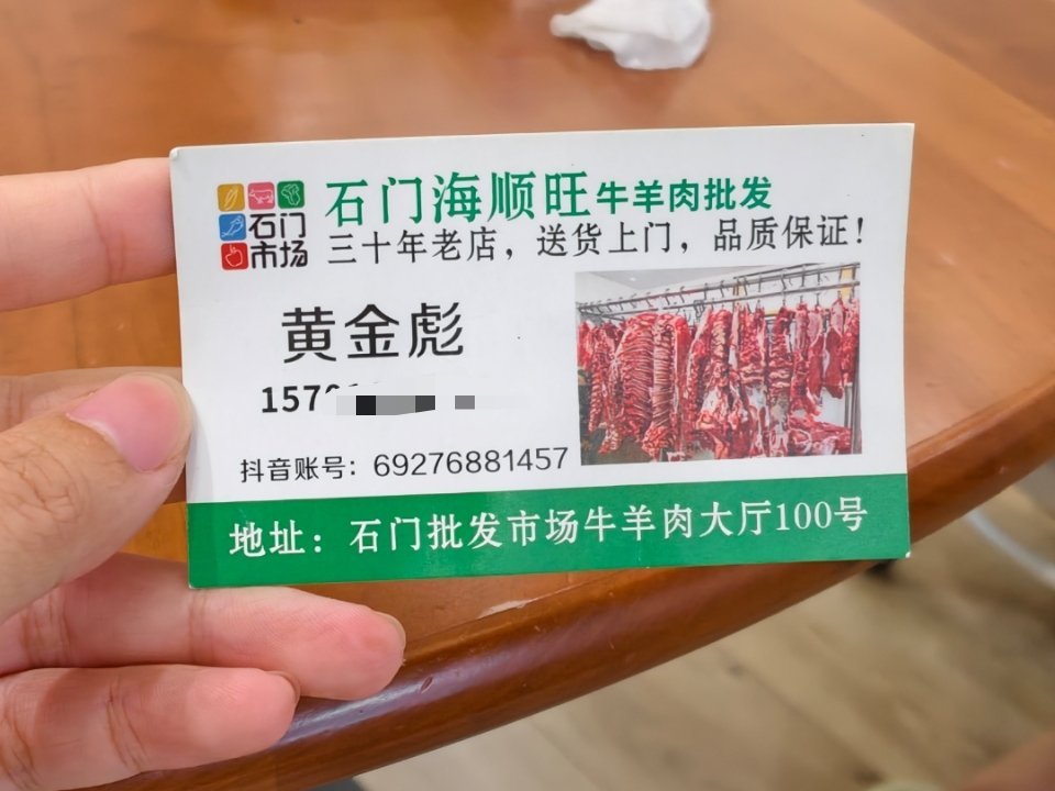 下午在朋友家小区溜娃，遇到一个特别有趣的小男孩。男孩大概10岁，一开始吸引我们的
