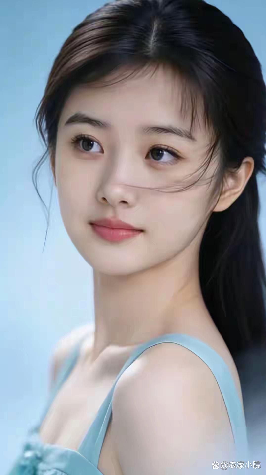 温柔甜美的少女，浅蓝色连衣裙，清新自然。