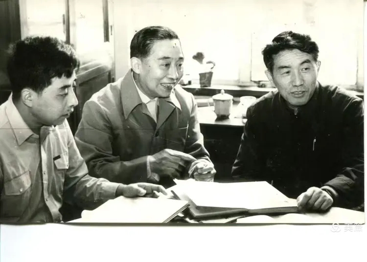 网页链接邮缘 983年1月，桑弧导演在编剧王炼、李亦中（1）的陪同下，来到老闵行