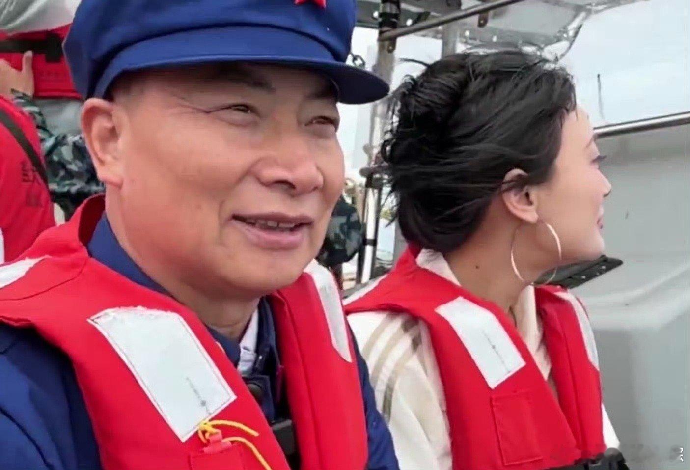 老兵在西沙升起新年第一面红旗  老兵放弃红包，奔赴西沙。新年的晨曦中，他升起第一