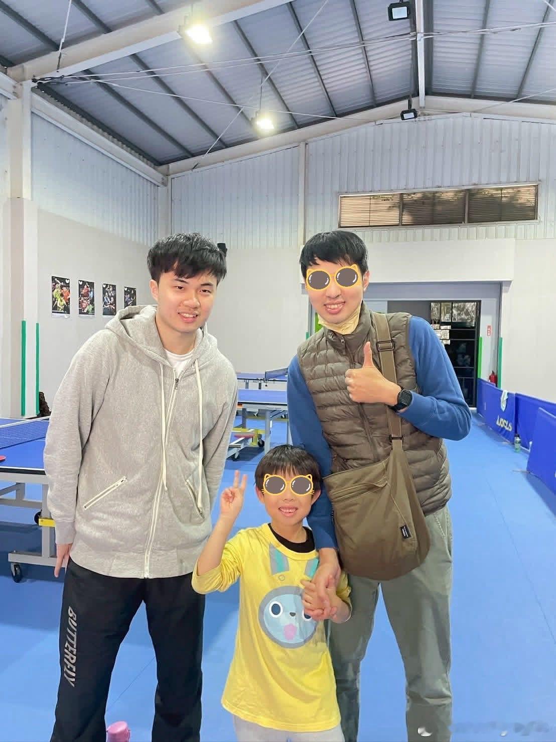 林昀儒到访明和桌球馆，陪小朋友们拍照、签名 