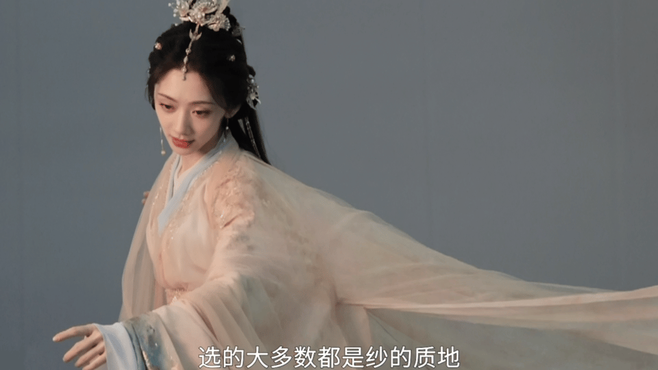 你们当中有一个王影璐很美工作室发的献鱼物料里，王影璐的美很直观，一眼看去就觉得好