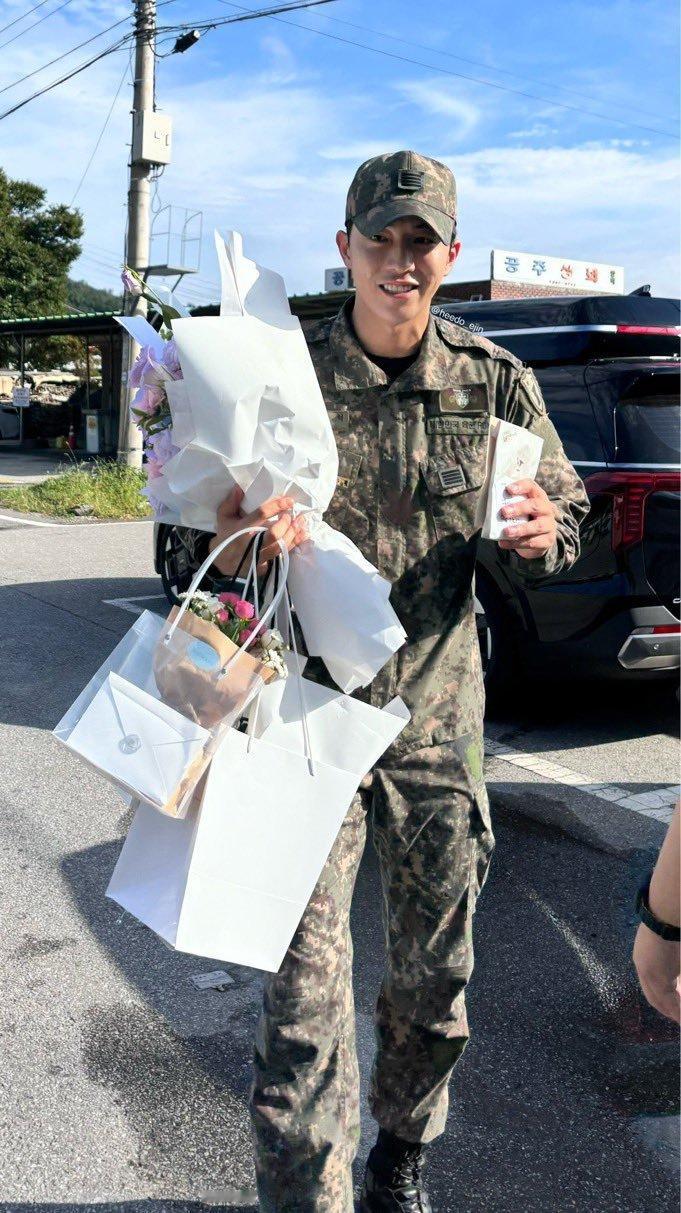 #南柱赫退伍# ​ 南柱赫今日退伍！状态真的好好哇！ 建议直接打包进组！ ​​​