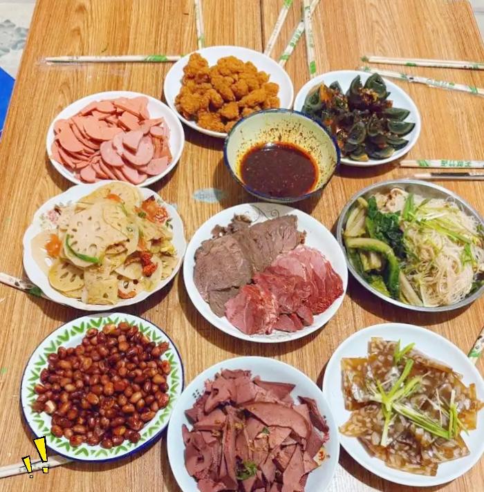 昨天陪老婆去找她多年没见的儿时闺蜜，一桌饭菜端上桌我心里瞬间犯嘀咕，满满当当全是