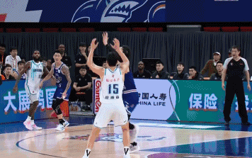 杨瀚森梦幻舞步，完成压哨上篮
北京时间10月28日，青岛与上海的比赛进行至末节还