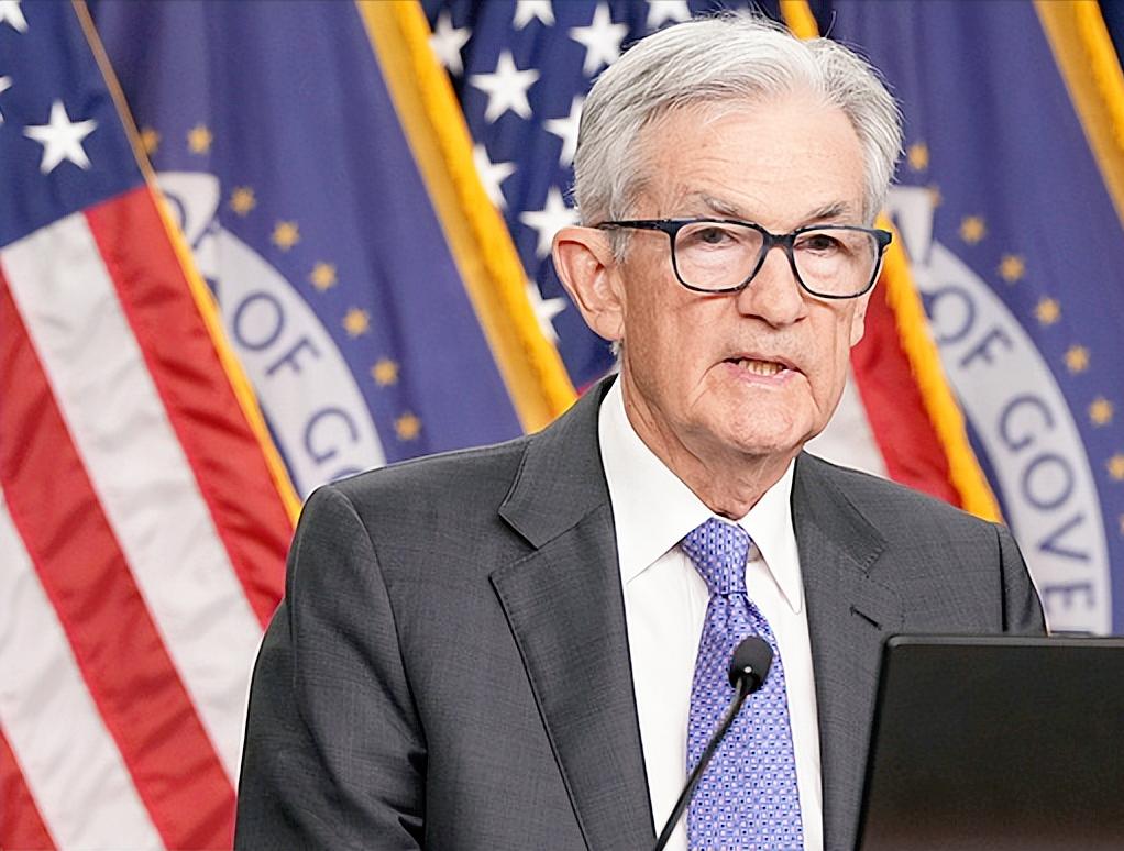 美国终于撑不住了，最近美联储官宣了新动作，把利率往下调了25个基点，现在的利率区