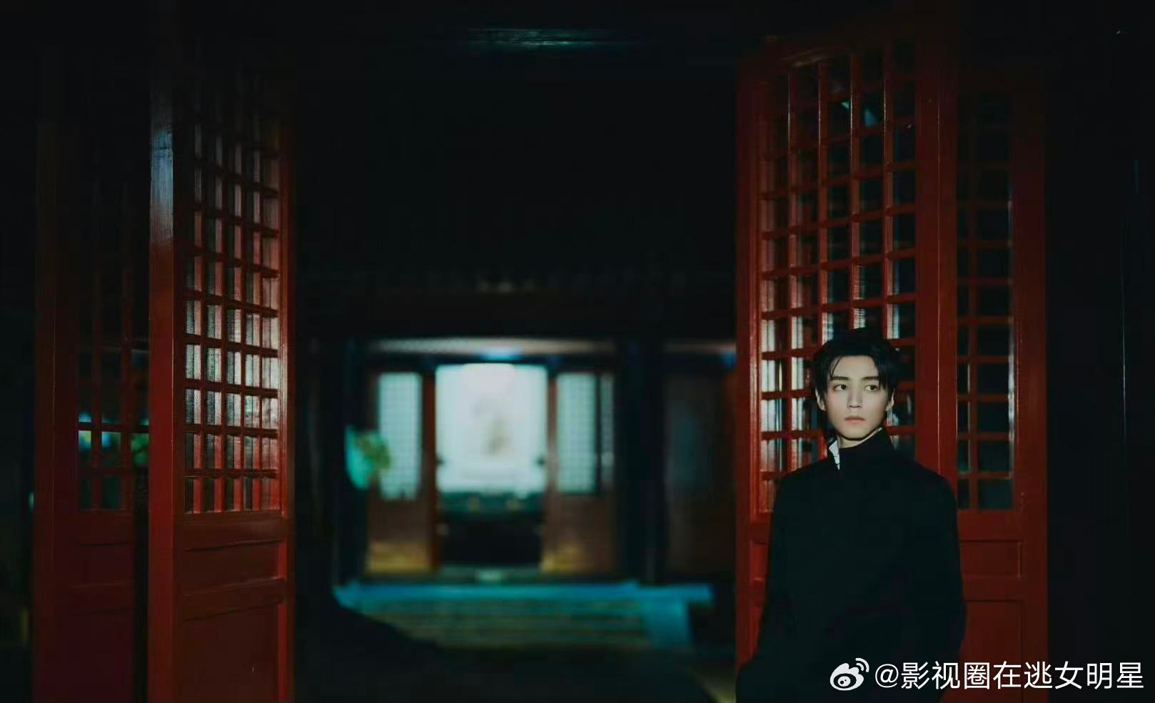王俊凯生日新中式大片 ​​​谁能抵抗黑衣冷脸新中式帅哥？！王俊凯这套新中式也太帅