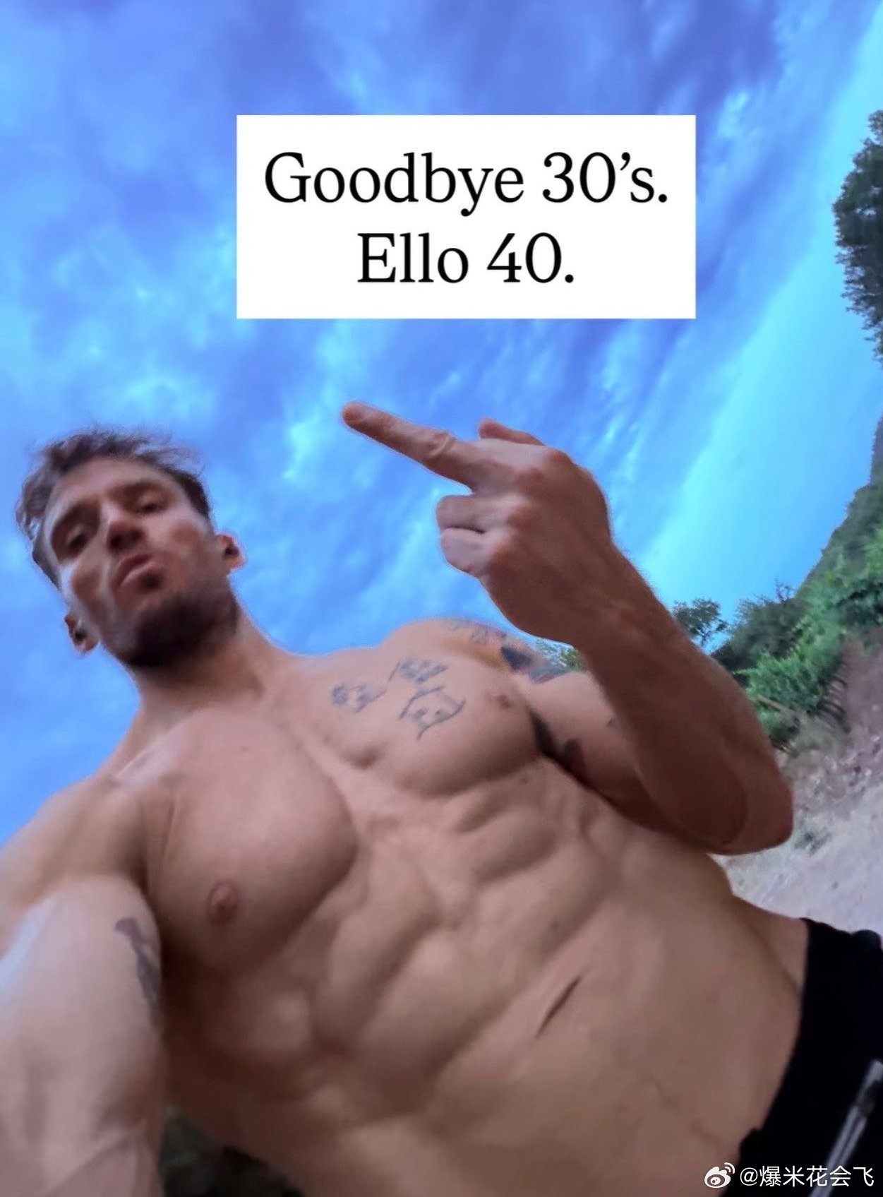 山姆·克拉弗林晒半果肌肉自拍照庆祝40岁生日