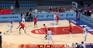 CBA今天最佳进球！青岛90：88险胜广州！青岛小外援韦瑟斯庞2.5秒左手飘逸高