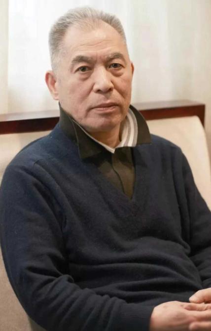 著名作家梁晓声的小姨20多岁时，未婚怀孕，誓死不说孩子的父亲是谁，最后被开除，生