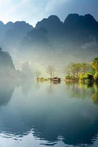 #情感# 原创——七绝·倚轩雨晴池面明如镜，花外红云几万层。倚遍曲栏春欲暮，东风